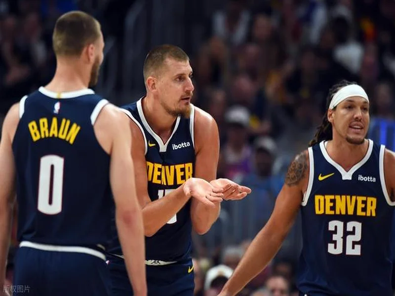 穆德里克因车窗贴膜颜色过深被拦下后,被发现禁驾期内驾驶